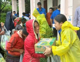  Thành Đoàn Cần Thơ tặng quà người dân bị ảnh hưởng bão lũ tại Sơn La 