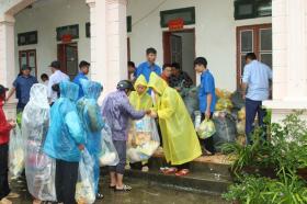  Thành Đoàn Cần Thơ tặng quà người dân bị ảnh hưởng bão lũ tại Sơn La 