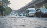  Hà Nội: Kiểm tra, xác minh hiện tượng &apos;nước màu đỏ lạ&apos; tràn vào khu dân cư 