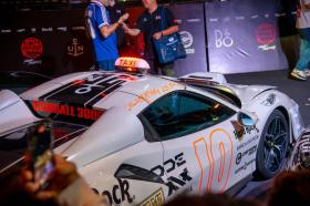 4 siêu xe dị của Gumball 3000: Rolls-Royce hóa thành bán tải, sơn kim cương, dán băng dính cố định  第12张