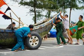 Hối hả kéo thuyền bè lên đường tránh bão Yagi 