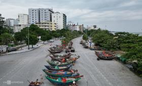 Hối hả kéo thuyền bè lên đường tránh bão Yagi 