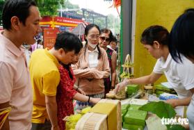 Quà thu Hà Nội 'cháy hàng' trong lễ hội du lịch