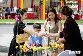 Quà thu Hà Nội 'cháy hàng' trong lễ hội du lịch