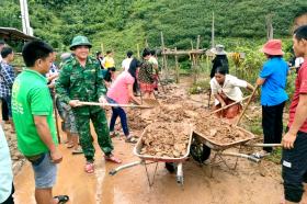 Ấm lòng hình ảnh bộ đội biên phòng ở Thanh Hóa giúp dân trong mưa lũ  第6张