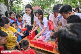 Á hậu Minh Kiên, ca sĩ Giana, Nguyễn Huy đón Trung thu cùng trẻ em Tây Ninh