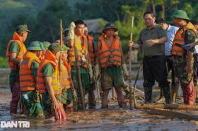 Thủ tướng: &quot;Đau đớn, xót xa khi chứng kiến tài sản đồng bào bị lũ tàn phá&quot;  第1张