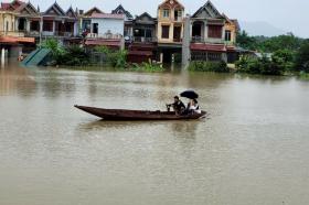 Đường biến thành sông, người dân Thanh Hóa đi thuyền trên phố