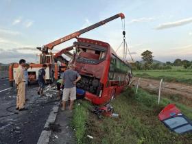 Xe Phương Trang tông ô tô trên cao tốc Vĩnh Hảo - Phan Thiết, 2 người chết