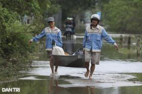 Hàng trăm hộ dân ngoại thành Hà Nội tiếp tục sống trong ngập úng