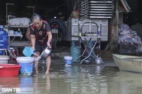 Hàng trăm hộ dân ngoại thành Hà Nội tiếp tục sống trong ngập úng