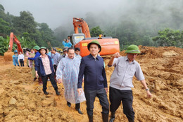 Sạt lở trên đèo Bảo Lộc, giao thông ùn tắc