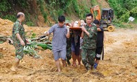  Trực thăng của Binh đoàn 18 vượt mưa gió cứu trợ người dân vùng lũ Cao Bằng 