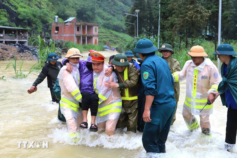  Xúc động những cán bộ y tế xuyên đêm giành sự sống cho nạn nhân vùng lũ 第1张