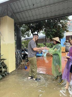 Người nước ngoài tất bật cứu trợ vùng lũ: Quá xúc động về tình người ở Việt Nam