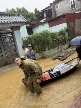 Người nước ngoài tất bật cứu trợ vùng lũ: Quá xúc động về tình người ở Việt Nam