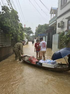 Người nước ngoài tất bật cứu trợ vùng lũ: Quá xúc động về tình người ở Việt Nam