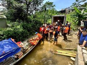  Đoàn thiện nguyện của báo Tiền Phong vào vùng bị cô lập ở Yên Bái để trao quà của bạn đọc 