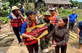  Đoàn thiện nguyện của báo Tiền Phong vào vùng bị cô lập ở Yên Bái để trao quà của bạn đọc 