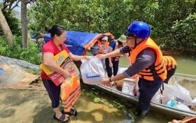  Đoàn thiện nguyện của báo Tiền Phong vào vùng bị cô lập ở Yên Bái để trao quà của bạn đọc 