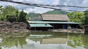  Đoàn thiện nguyện của báo Tiền Phong vào vùng bị cô lập ở Yên Bái để trao quà của bạn đọc 