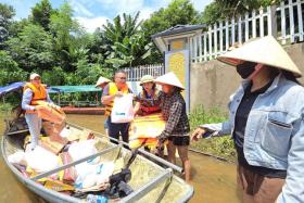  Đoàn thiện nguyện của báo Tiền Phong vào vùng bị cô lập ở Yên Bái để trao quà của bạn đọc 