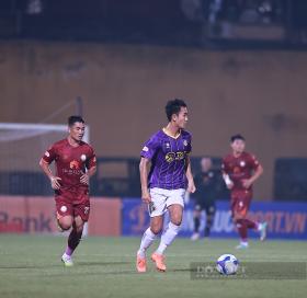 Hoa hậu Đỗ Mỹ Linh cùng chồng đến sân trong ngày Hà Nội FC thắng nhọc