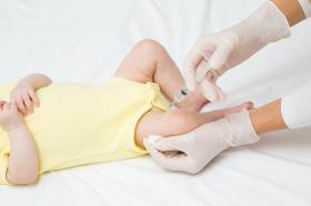 Nguy cơ di chứng suốt đời ở trẻ nếu không được tiêm vaccine đầu đời