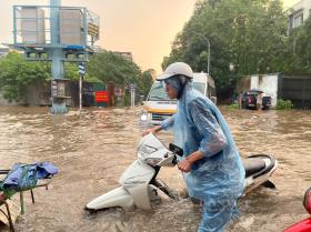 Hà Nội: Đường ngập sâu sau mưa lớn, ô tô chết máy, xe máy phá nát dải phân cách tìm đường “thoát thân”  第3张