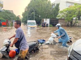 Hà Nội: Đường ngập sâu sau mưa lớn, ô tô chết máy, xe máy phá nát dải phân cách tìm đường “thoát thân”  第2张