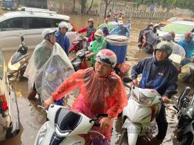 Hà Nội: Đường ngập sâu sau mưa lớn, ô tô chết máy, xe máy phá nát dải phân cách tìm đường “thoát thân”  第5张