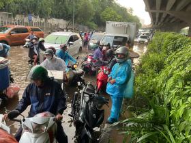 Hà Nội: Đường ngập sâu sau mưa lớn, ô tô chết máy, xe máy phá nát dải phân cách tìm đường “thoát thân”  第4张