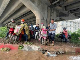 Hà Nội: Đường ngập sâu sau mưa lớn, ô tô chết máy, xe máy phá nát dải phân cách tìm đường “thoát thân”  第6张