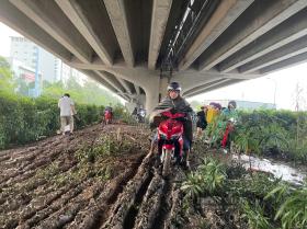 Hà Nội: Đường ngập sâu sau mưa lớn, ô tô chết máy, xe máy phá nát dải phân cách tìm đường “thoát thân”  第9张