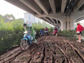 Hà Nội: Đường ngập sâu sau mưa lớn, ô tô chết máy, xe máy phá nát dải phân cách tìm đường “thoát thân”  第11张