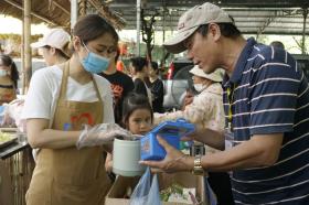 Mang tiếng hát xoa dịu nỗi đau bệnh tật tại “Bữa Cơm Yêu Thương” lần thứ 69  第42张