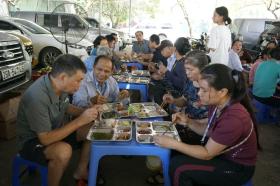 Mang tiếng hát xoa dịu nỗi đau bệnh tật tại “Bữa Cơm Yêu Thương” lần thứ 69  第57张