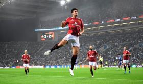 Maguire cứu Man Utd thoát thua 