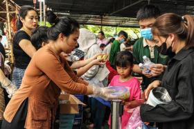 Những tình nguyện viên “đặc biệt” tại “Bữa Cơm Yêu Thương”  第60张