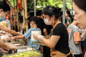 Những tình nguyện viên “đặc biệt” tại “Bữa Cơm Yêu Thương”  第69张