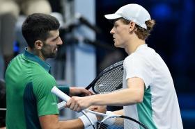 Jannik Sinner đe dọa vị trí số một thế giới của Djokovic