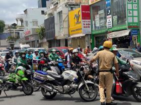 Xe tải chở nước đá tông chết cụ bà, đường Nguyễn Kiệm ùn tắc nghiêm trọng 