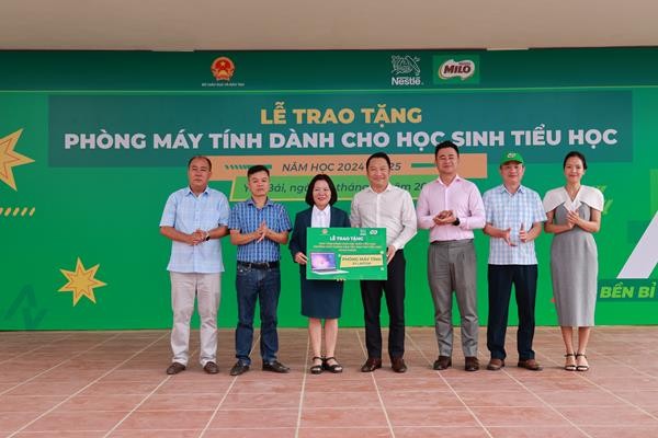  Nestlé MILO trao tặng máy tính cho các trường tiểu học vùng cao 