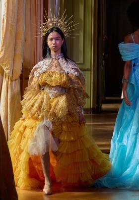 NTK Việt mang nón lá lên sàn diễn, tôn vinh văn hóa Việt tại Paris Fashion Week