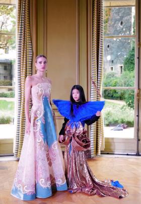 NTK Việt mang nón lá lên sàn diễn, tôn vinh văn hóa Việt tại Paris Fashion Week