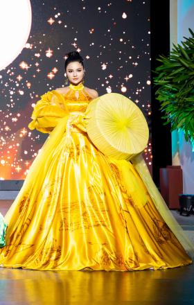 Vũ Thu Phương như 'bà hoàng' trên sàn catwalk