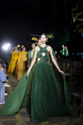 Vũ Thu Phương như 'bà hoàng' trên sàn catwalk