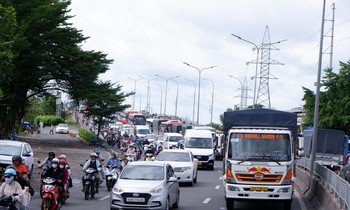  Lở đất do bão Trami ở Philippines: &apos;Tìm thấy thi thể vợ và 4 con tôi ôm nhau&apos; 