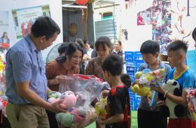 “Trao gấu bông - Đổi nụ cười&quot; tại Phiên Chợ Trái Tim: Tặng 500 suất quà đến tận tay bệnh nhi  第29张