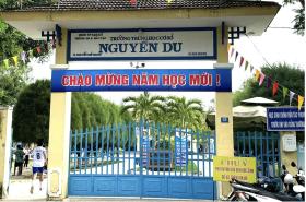 Phụ huynh lao vào trường đánh học sinh: Bênh con bằng nắm đấm đúng hay sai?